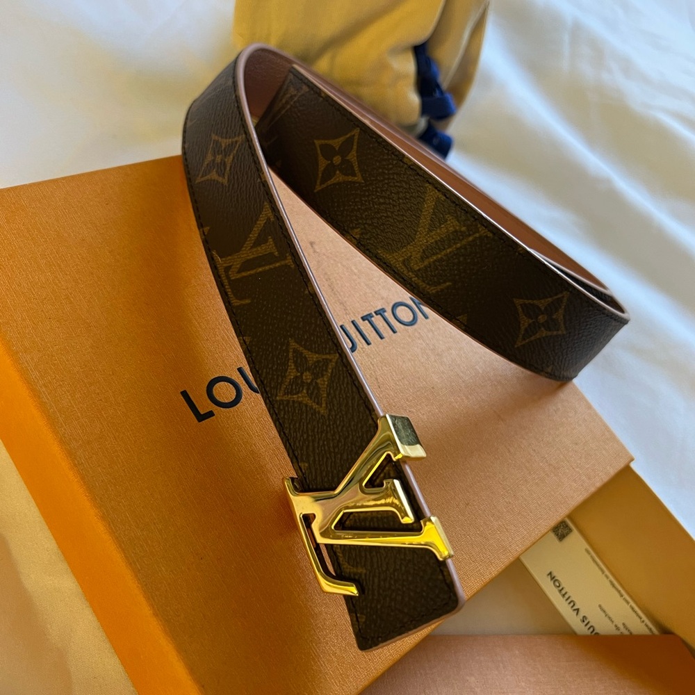 ladies lv belt fits jeans waist size 25w-32w
used once or twice comes with box